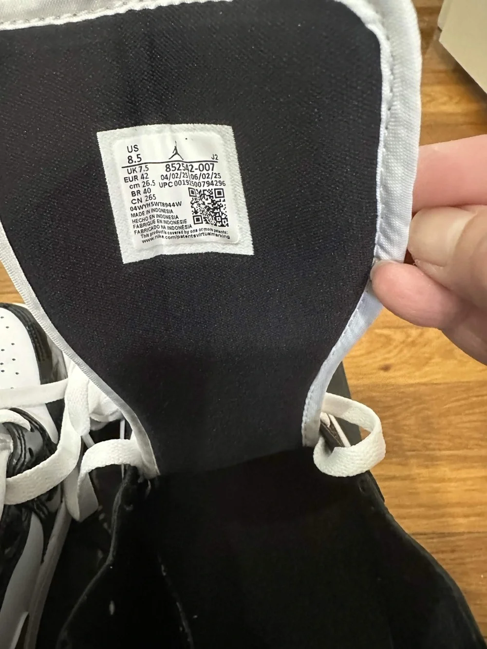 *Slightly Used* Jordan 1 Mid Men White Gold (852542-007) Size 8.5 *Damaged Box*